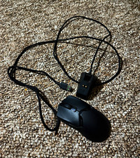 Razer Viper Mini wireless mouse with charging stand picture